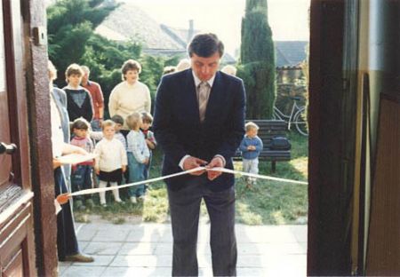 Rok 1991 - Stříhání pásky...