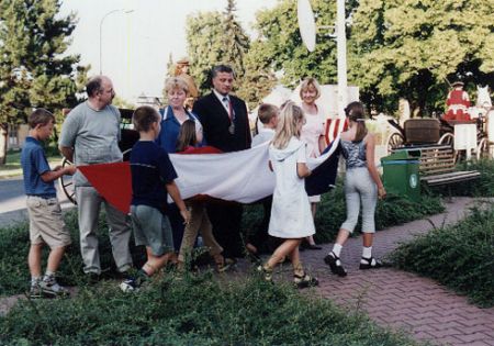 Četa vlajkonošů se státní vlajkou