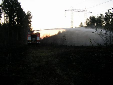 Požár pod linkou 06-hašení za svítání