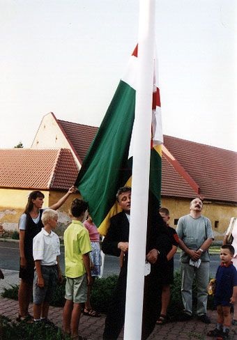 Vztyčování obecního praporu