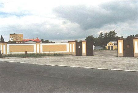 Hlavní vstup.Již jen vzpomínka, nyní jsou v Drobovicích u Čáslavi