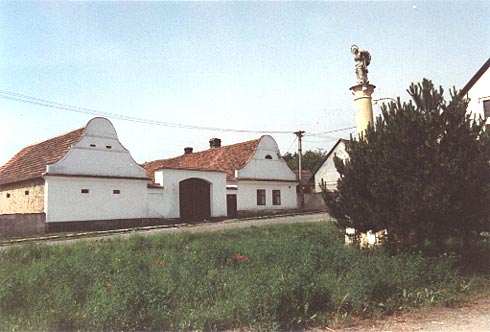 Hrůšův statek a mariánský sloup v roce 1994
