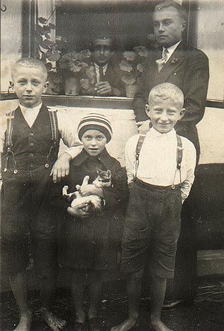 František, Emilie a Josef Chuticovi