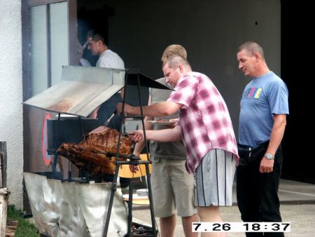 Grilování prasátka u hasičárny-prásátko potřebuje dohled