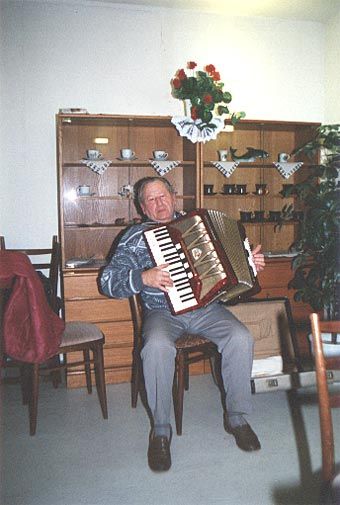 Vzpomínka na Klub důchodců z r. 1998 - pan Krajíček hraje pro radost