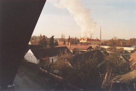 Zámek s elektrárnou Chvaletice