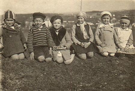 Marie Hrušová s bratrem Josefem a přáteli